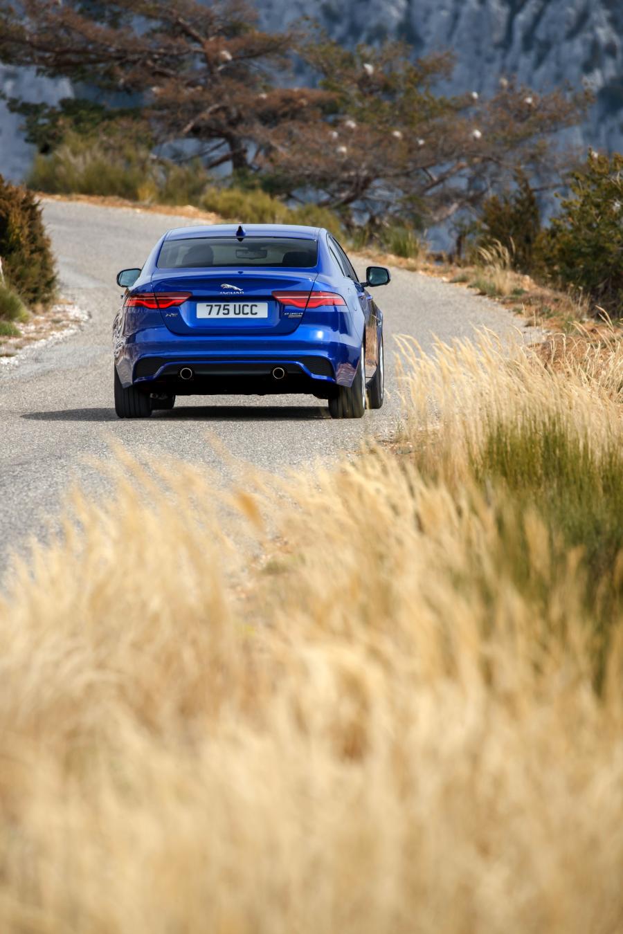  Jaguar XE P250 S R-Dynamic 2019 года  (WW) (фото 10 из 24)